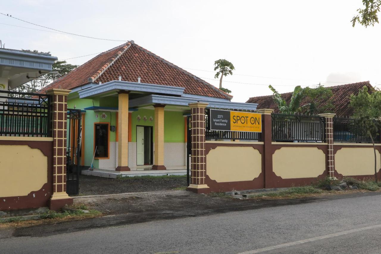 Oyo 2371 Islami Family Residence Blimbingsari Buitenkant foto