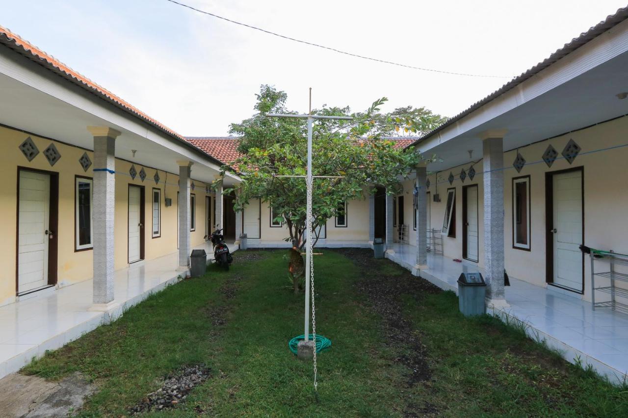 Oyo 2371 Islami Family Residence Blimbingsari Buitenkant foto