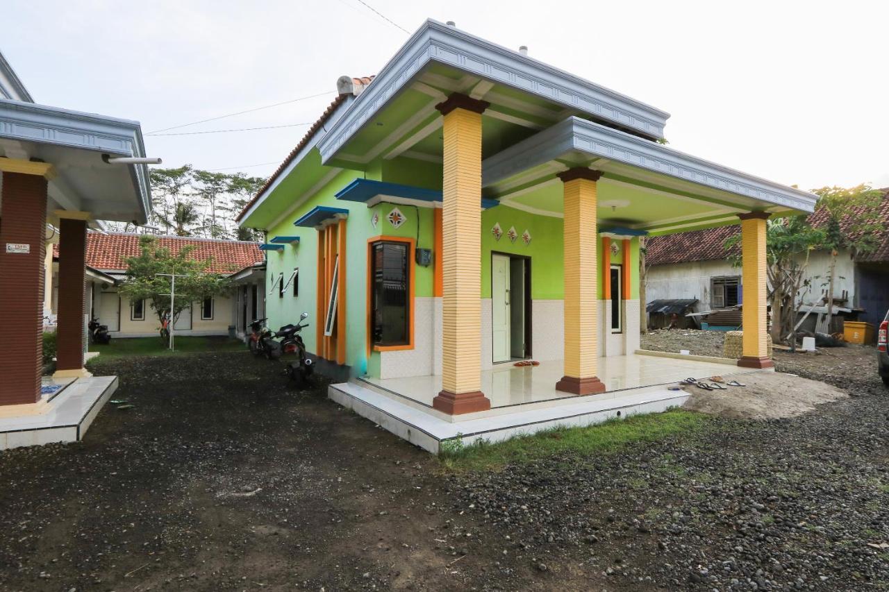 Oyo 2371 Islami Family Residence Blimbingsari Buitenkant foto